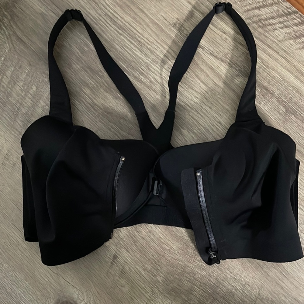 Victoria Secret Sports Bra: Knockout High Impact Front-Close